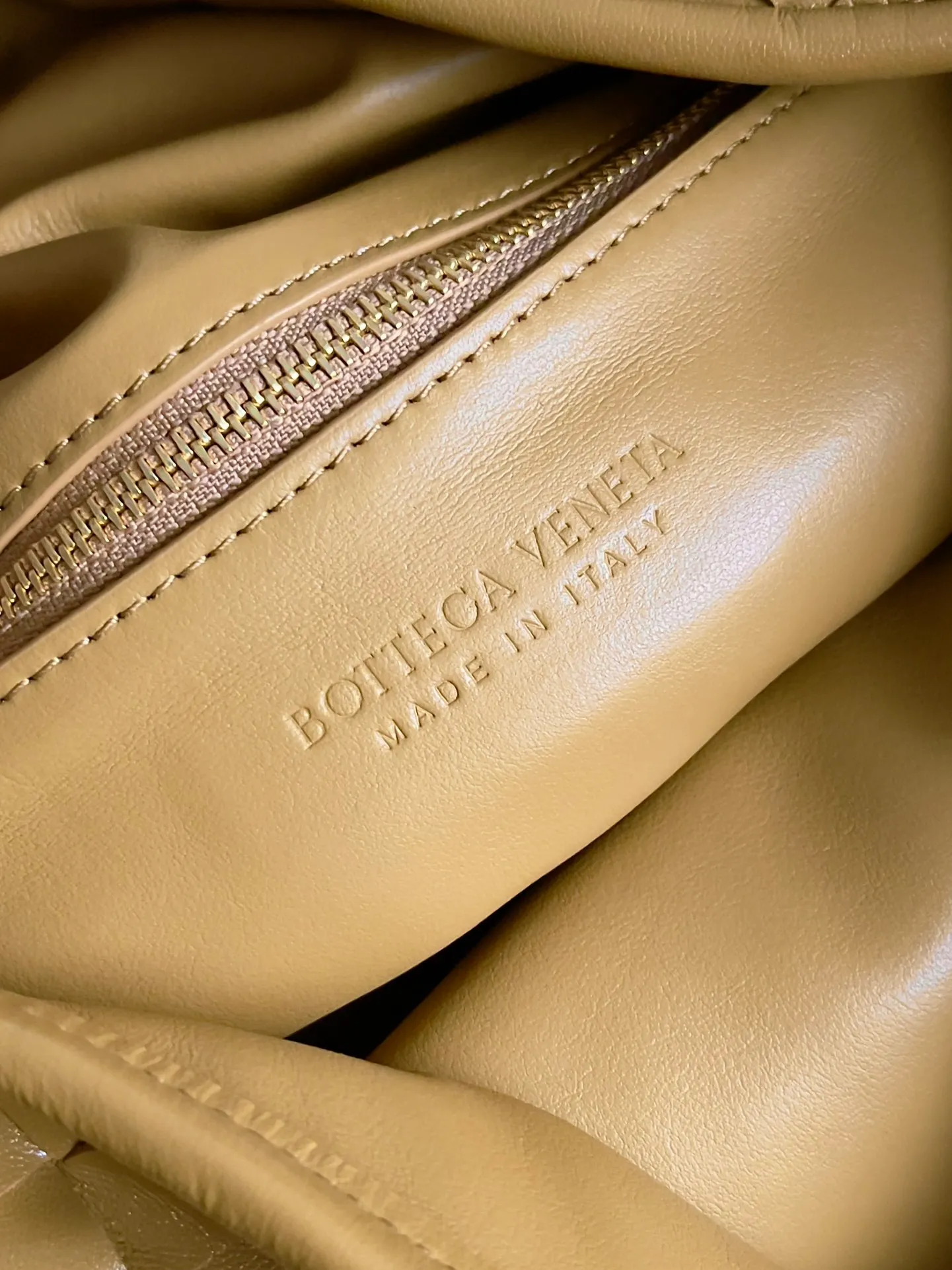 Batch 2160 Recently, I seem to be obsessed with this bag from BV~ The new Hop is really not too beautiful. The whole bag has no seams. The bag body and handles are made of one piece of leather. It embodies the style and essence of Bottega Veneta. It truly represents craftsmanship and creativity. The large size has a very loose and lazy upper body. Big bag lovers will definitely not regret buying it. Style number: 763970 Size: 53*24*13